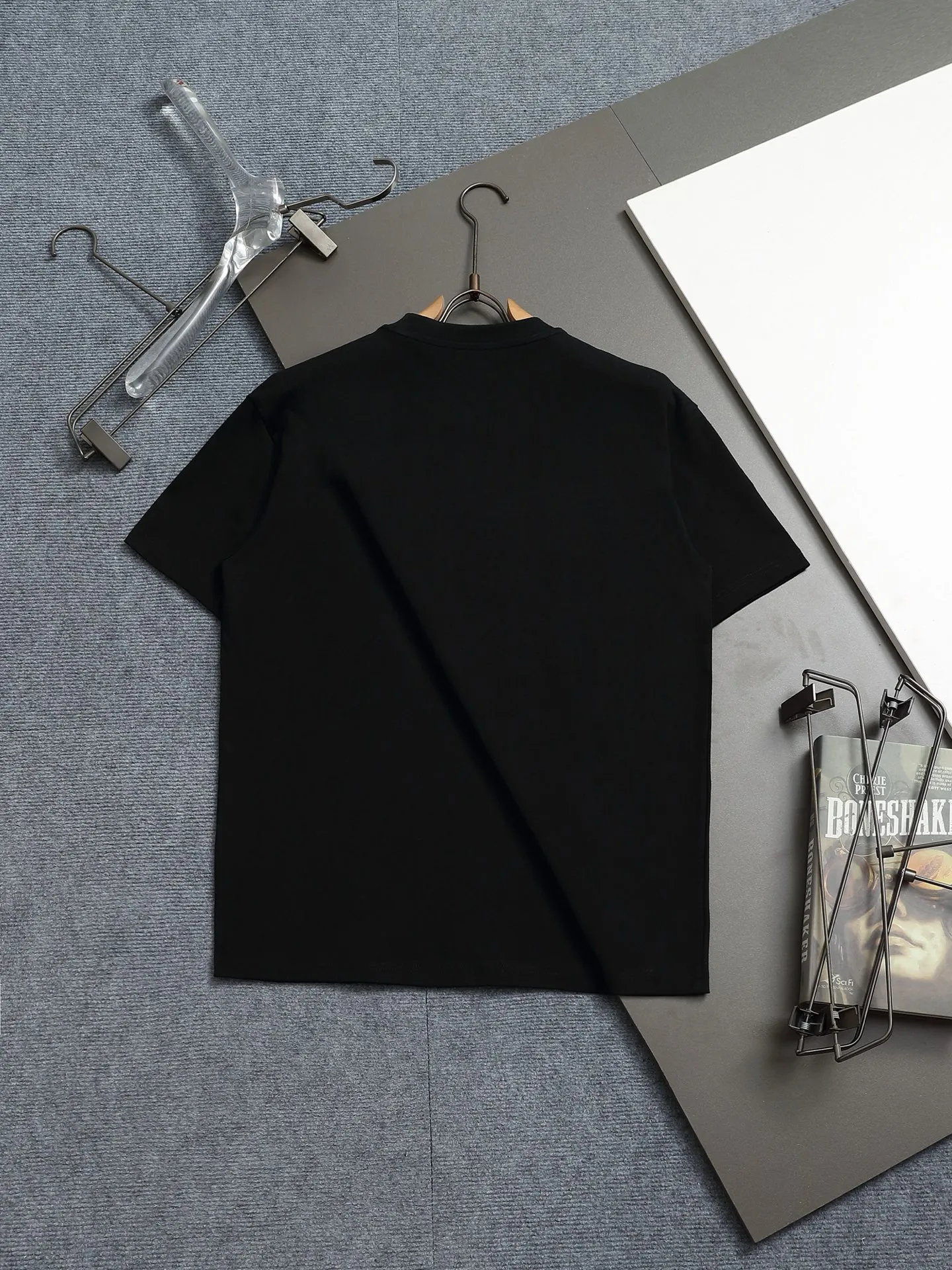 🅿️170 𝐋𝐎𝐔𝐈𝐒 𝐕𝐔𝐈𝐓𝐓𝐎𝐍 𝟐5𝐒𝐒 Printed base embroidered cursive 𝐋𝐨𝐠𝐨 short sleeve 𝐓 shirt Code number: XSSML White Black